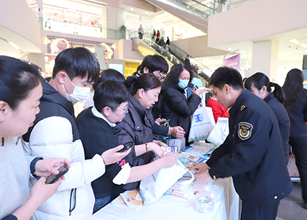 北京工作人员在北京华联亦庄购物中心向消费者普及安全知识