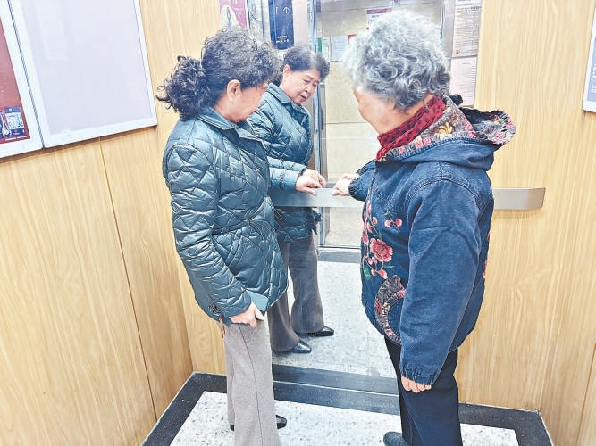 南磨房地区居民坐上了改造后的电梯。 南磨房地区居民坐上了改造后的电梯。