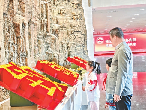 观众在抗战馆向英烈献花。 观众在抗战馆向英烈献花。