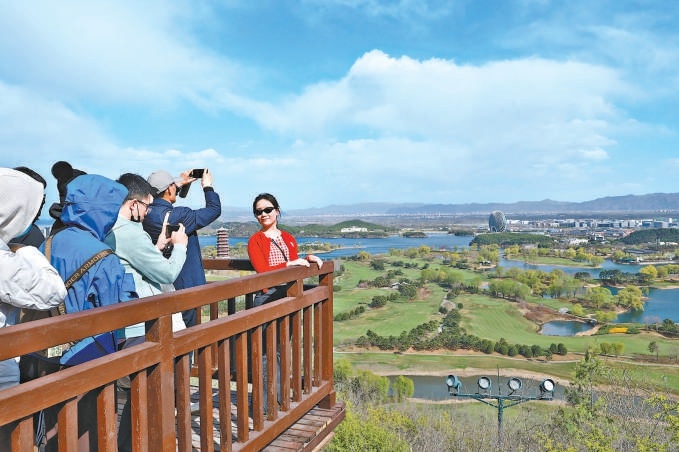 清明假期，怀柔雁栖湖风景如画，游人如织。