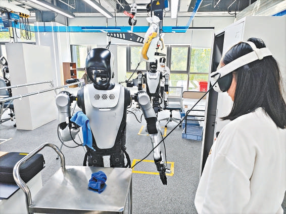 在石景山区苹果园，一万一千平方米的人形机器人数据训练中心，目前已进入试运营阶段。