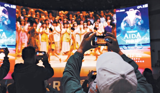 观众在xR云演艺中心同步观看国家大剧院演出。 观众在xR云演艺中心同步观看国家大剧院演出。