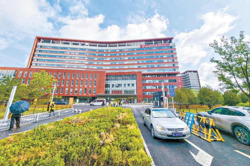 北京朝阳医院常营院区开放北门出入口，引导车辆直接驶入地下三层社会停车场。