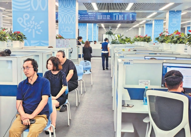 日前,15位市民代表走进市民热线服务中心了解服务流程。 日前,15位市民代表走进市民热线服务中心了解服务流程。