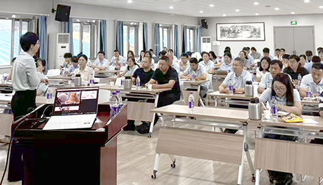 在“亦企成长计划”AI课程现场，企业职工学习人工智能应用技能。