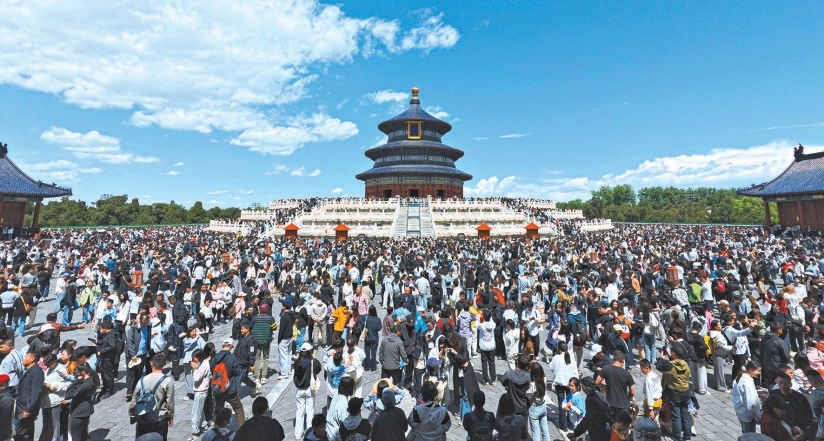 天高云阔，天坛公园游人如织，游园氛围火热有序。