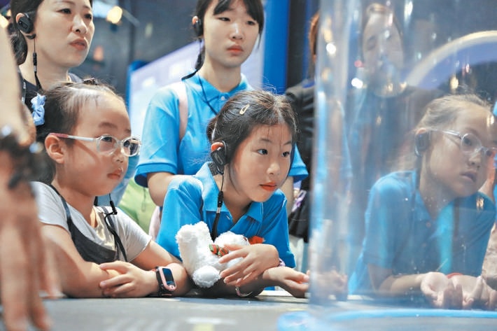 孩子们在中国科技馆参观。 孩子们在中国科技馆参观。