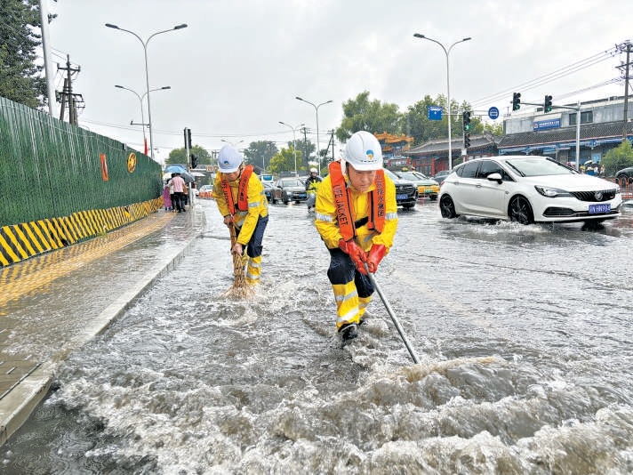 第三管网分公司在圆明园东门处置道路低洼积水。