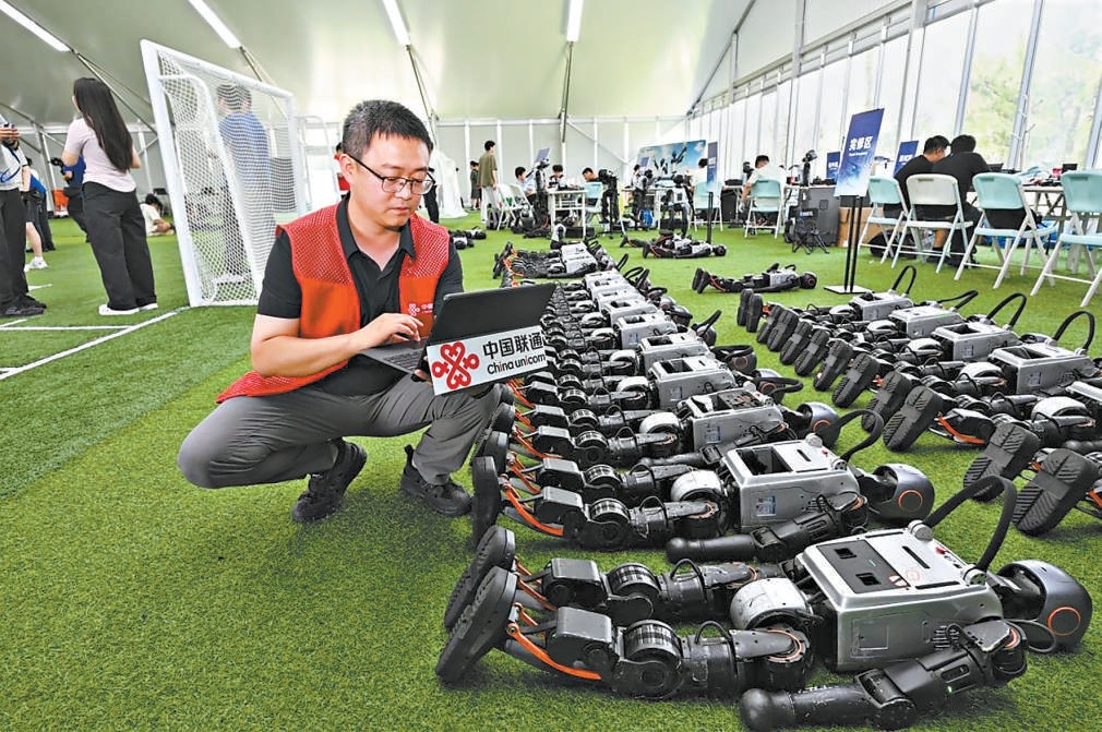 工作人员正在检测机器人情况。 工作人员正在检测机器人情况。