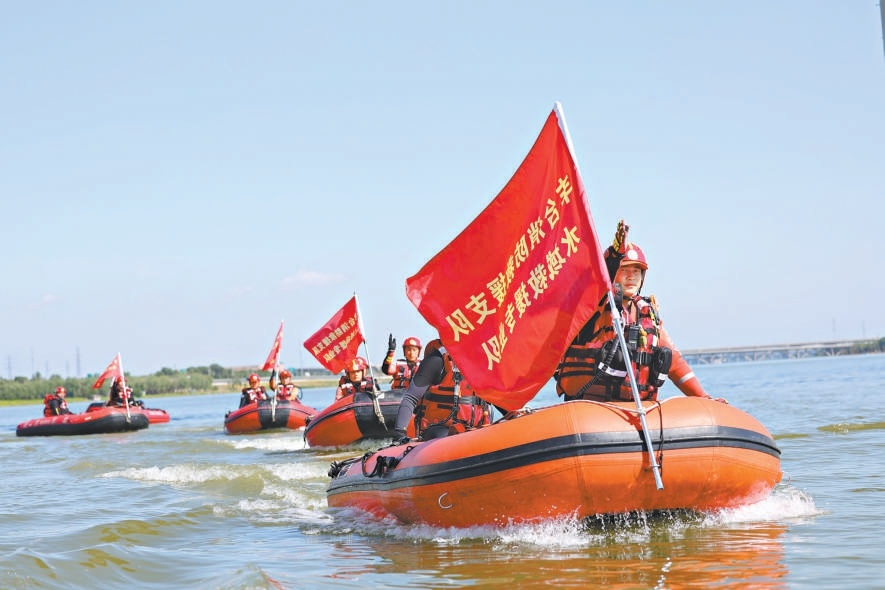 六月十七日，丰台消防救援支队在永定河园博园河段开展汛期水域救援演练。