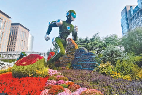 图为东单路口东北角的立体花坛。 图为东单路口东北角的立体花坛。