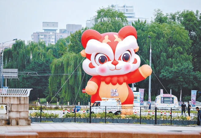 2026北京动画周的吉祥物“小狮福”伫立在北京展览馆南侧,超大尺寸的卡通气模憨态可掬。 2026北京动画周的吉祥物“小狮福”伫立在北京展览馆南侧,超大尺寸的卡通气模憨态可掬。