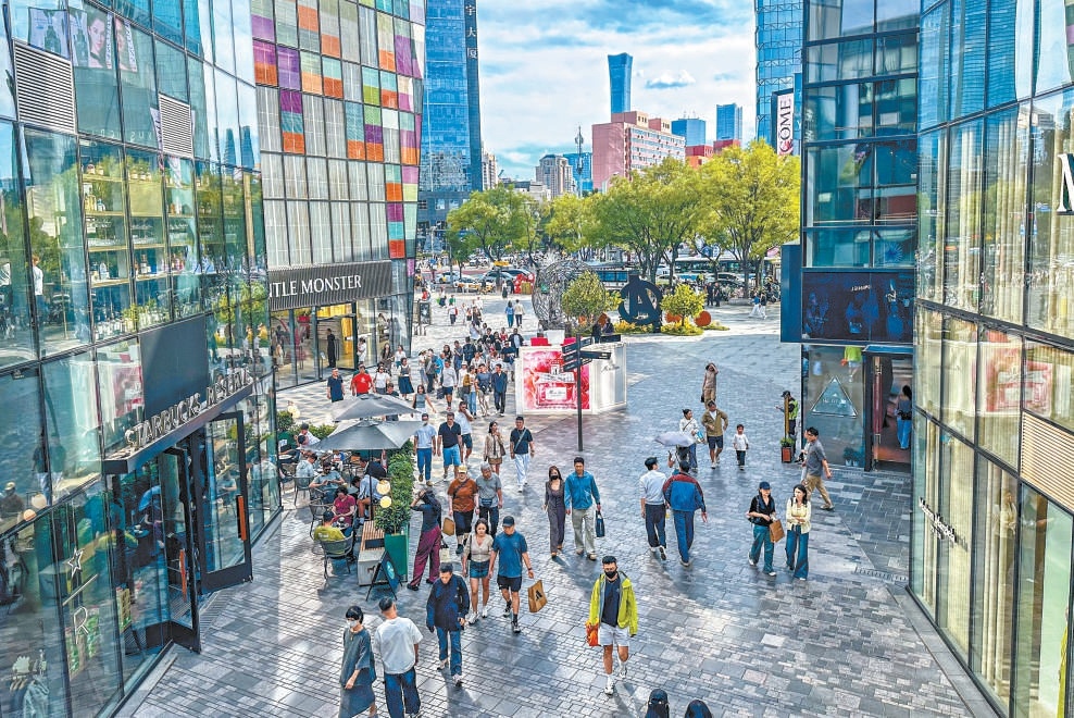 中秋假期,三里屯商圈成为市民游客休闲购物好去处。 中秋假期,三里屯商圈成为市民游客休闲购物好去处。
