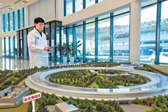 李楠在介绍高能光源沙盘模型。 李楠在介绍高能光源沙盘模型。