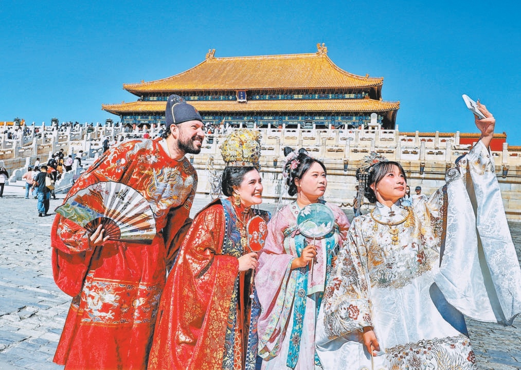 国庆假期入境游热度持续攀升,故宫成外国游客热门打卡地。 国庆假期入境游热度持续攀升,故宫成外国游客热门打卡地。