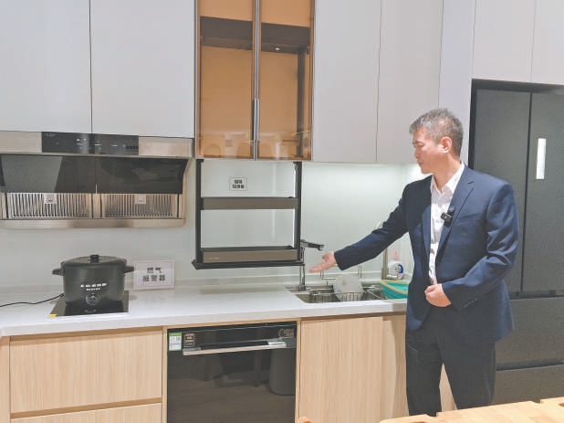 王明华展示厨房壁柜内可升降的置物架。