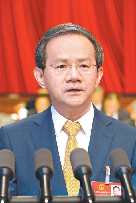 殷勇同志作政府工作报告。