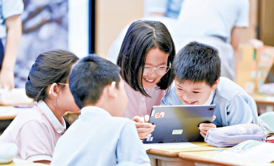 高校院所企业资源涌入 机器人智能体“加盟” 新学期中小学人工智能通识课升级