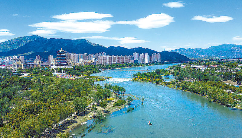 5月17日，永定河水头流经北京全线抵达天津，断流25年的永定河首次实现全线通水。门头沟段风景如画。
