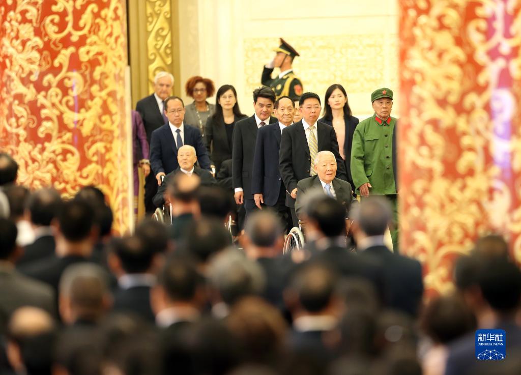 2019年9月29日，国家勋章和国家荣誉称号获得者进入人民大会堂金色大厅。当日上午10时，中华人民共和国国家勋章和国家荣誉称号颁授仪式在北京人民大会堂隆重举行。