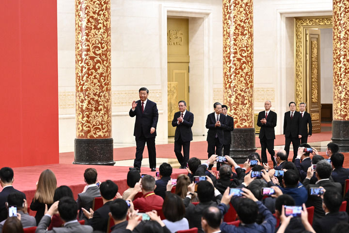 10月23日，刚刚在中国共产党第二十届中央委员会第一次全体会议上当选的中共中央总书记习近平和中共中央政治局常委李强、赵乐际、王沪宁、蔡奇、丁薛祥、李希在北京人民大会堂同采访中共二十大的中外记者亲切见面。这是习近平等在热烈的掌声中步入大厅。