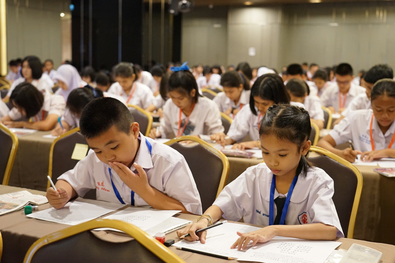 这是泰国学生在泰国宋卡府合艾市参加中文书写比赛（2019年9月1日摄）。