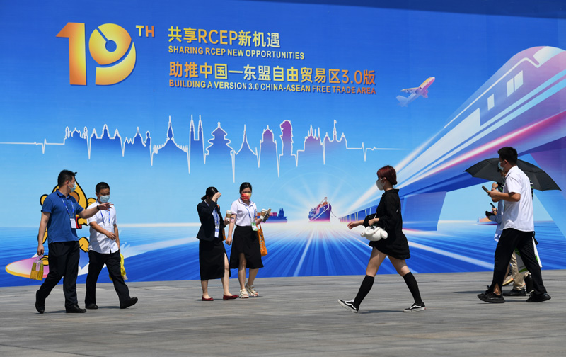参观者经过第19届中国—东盟博览会宣传海报（2022年9月19日摄）。