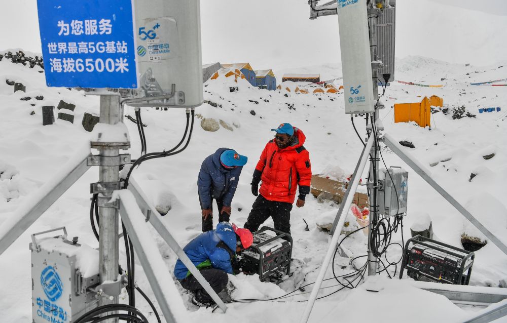 在海拔6500米的珠峰前进营地，中国移动工作人员在调试5G基站（2020年5月21日摄）。