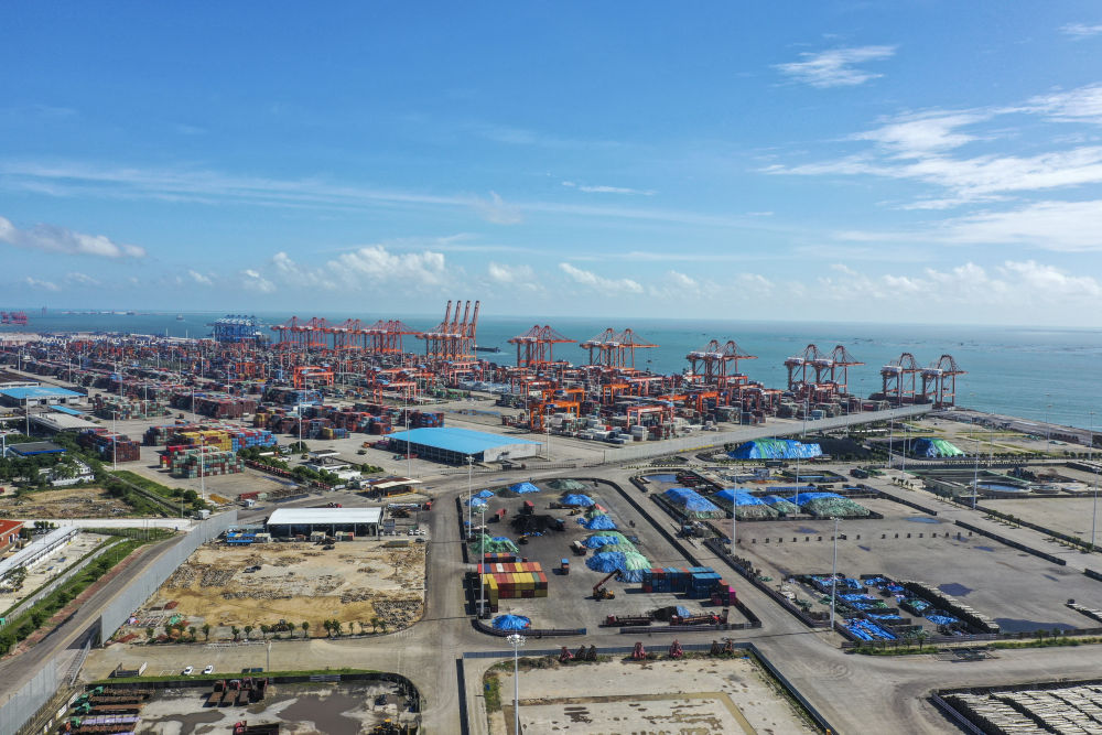 这是2022年8月27日拍摄的位于平陆运河出海口附近的北部湾港钦州港区大榄坪作业区（无人机照片）。