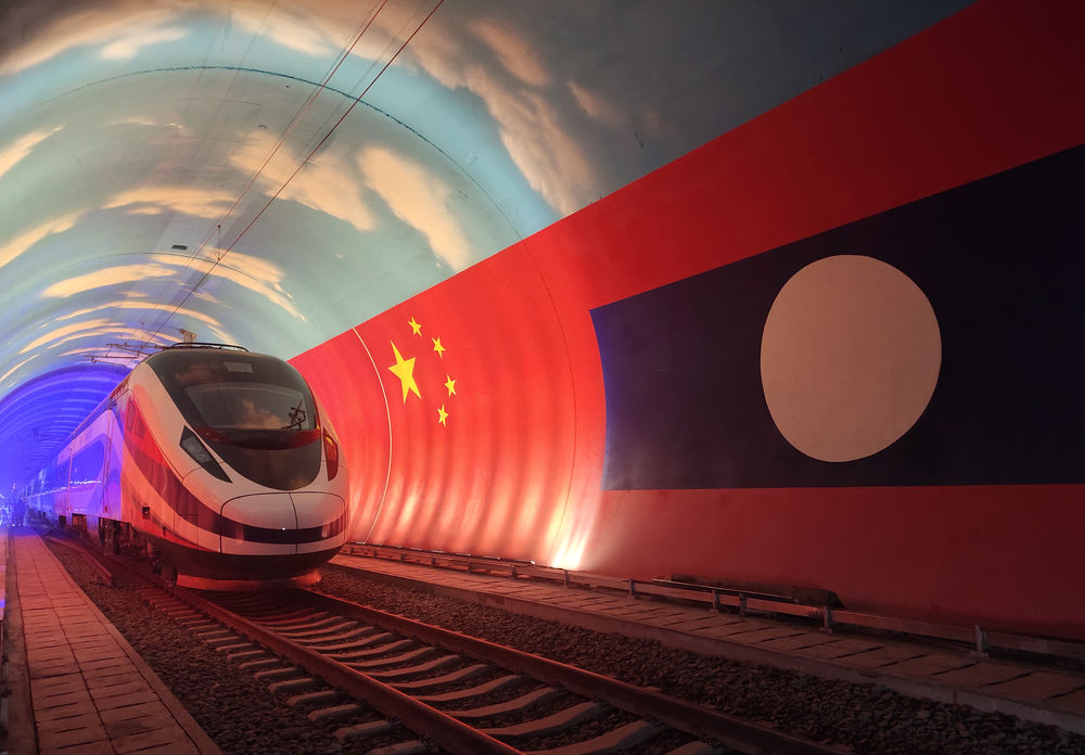 “澜沧号”动车组通过中老友谊隧道内的两国边界（2021年10月15日摄）。