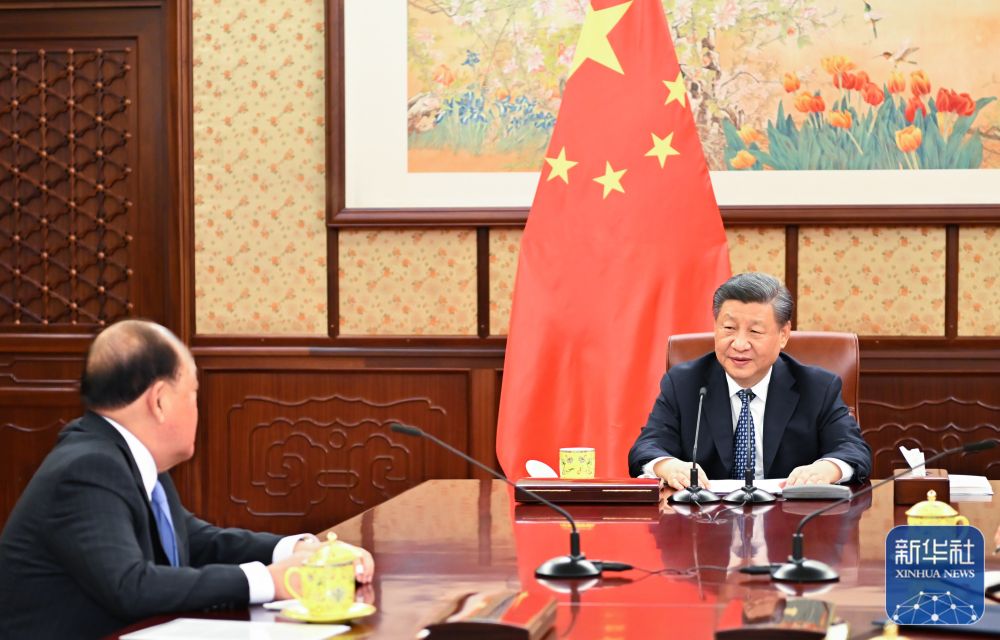 12月23日，国家主席习近平在中南海会见来京述职的澳门特别行政区行政长官贺一诚。