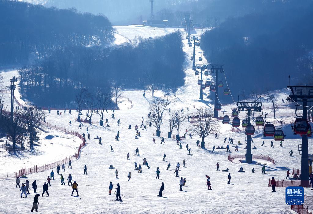 2023年1月30日，游客在吉林万科松花湖度假区滑雪。