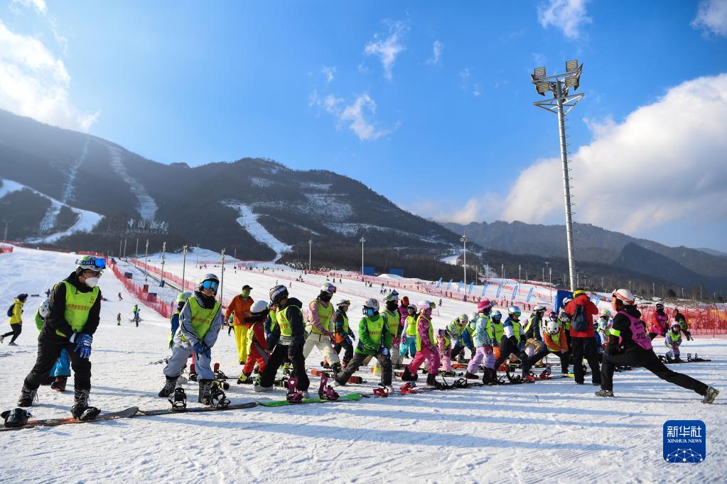 2023年1月11日，滑雪冬令营学员在陕西太白鳌山滑雪度假区教练的带领下热身。