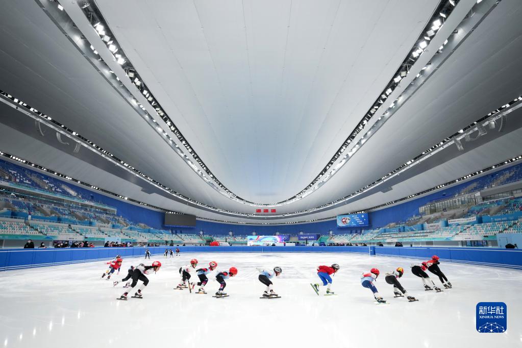 2023年1月6日，小朋友们在国家速滑馆进行短道速滑训练展示。