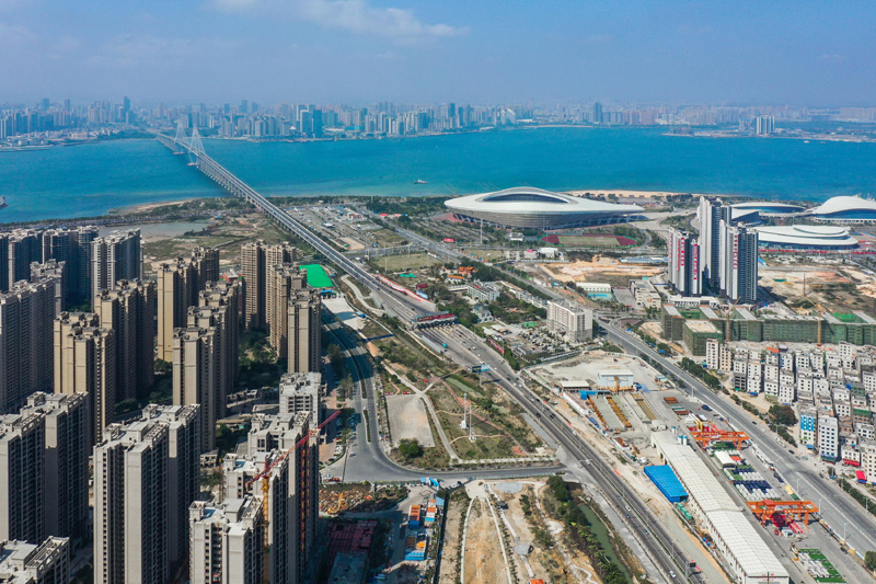 2023年2月28日，广湛铁路湛江湾海底隧道盾构区间“过海穿城”（无人机照片）。