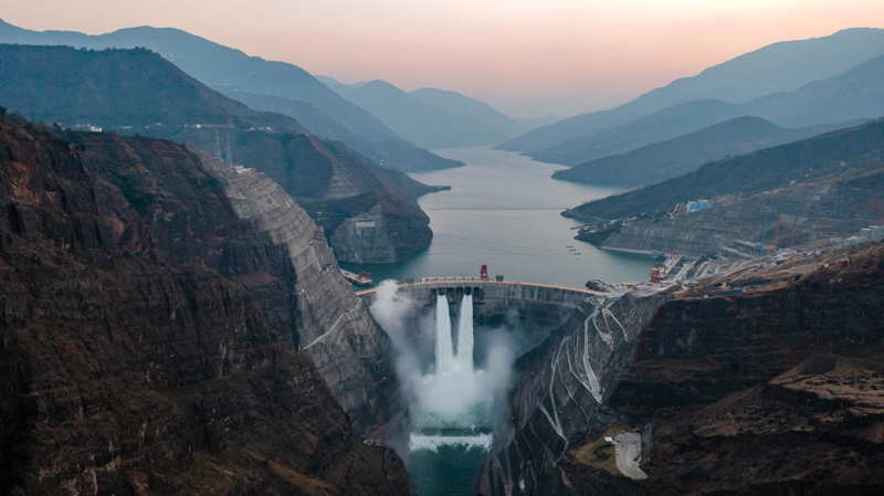 白鹤滩水电站一景（2022年12月19日摄，无人机照片）。