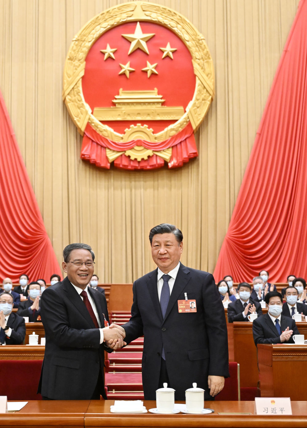 3月11日，十四届全国人大一次会议在北京人民大会堂举行第四次全体会议，根据国家主席习近平的提名，经过投票表决，决定李强为中华人民共和国国务院总理。这是习近平同李强握手。