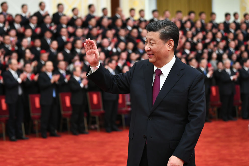 2021年2月25日，全国脱贫攻坚总结表彰大会在北京人民大会堂隆重举行。习近平向世界宣布中国完成了消除绝对贫困的任务。会前，习近平等会见全国脱贫攻坚楷模荣誉称号获得者，全国脱贫攻坚先进个人、先进集体代表，全国脱贫攻坚楷模荣誉称号个人获得者和因公牺牲全国脱贫攻坚先进个人亲属代表等。