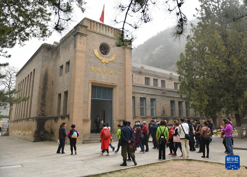 人们在陕西延安杨家岭革命旧址参观（2021年3月28日摄）。
