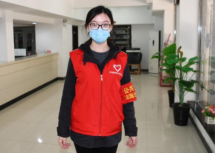 武汉东湖新城社区大学生志愿者谢小玉（2020年3月10日摄）。