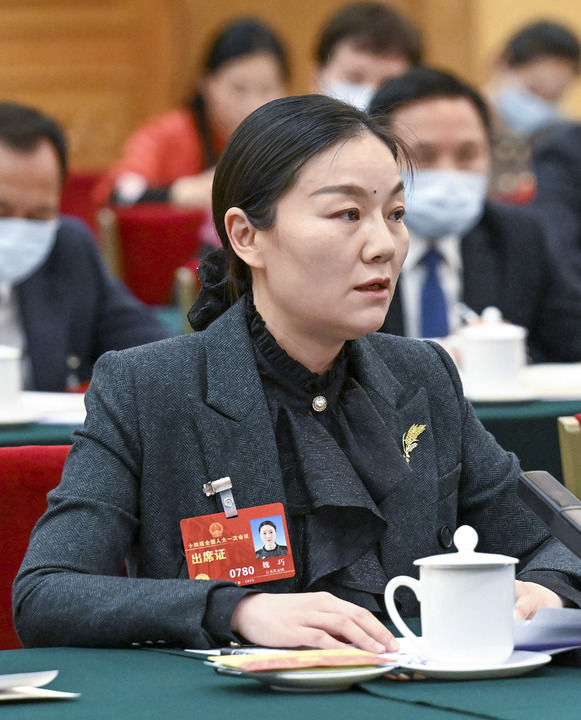 出席十四届全国人大一次会议的魏巧代表在发言（2023年3月5日摄）。