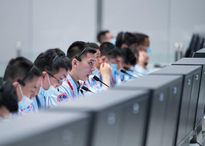 北京航天飞行控制中心的科研人员在工作中（2021年6月17日摄）。