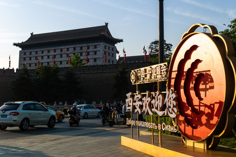 5月16日在西安街头拍摄的中国-中亚峰会主题装置。
