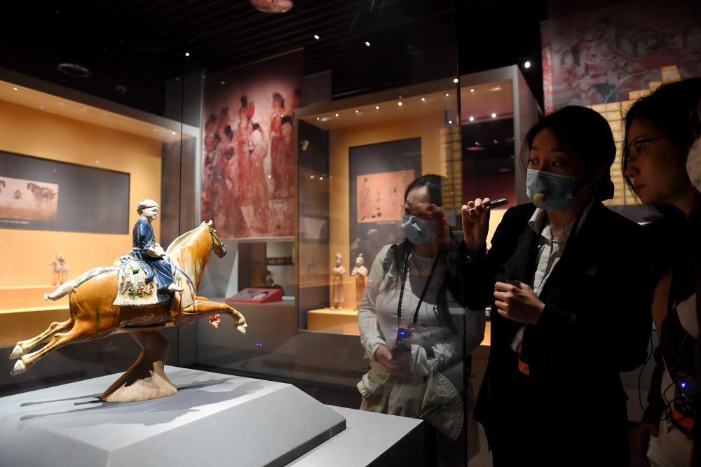 游客在西安博物院参观唐代三彩腾空马（2023年5月8日摄）。