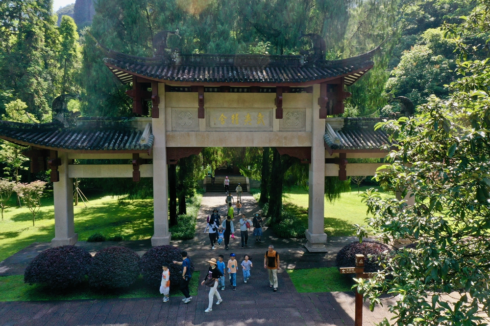 游客在武夷山朱熹园武夷精舍参观（2022年6月6日摄，无人机照片）。