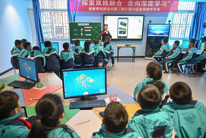 福州教育学院附属第二小学的学生在由学校与网龙网络公司共同打造的“创客教室”学习科学课（2020年12月18日摄）。