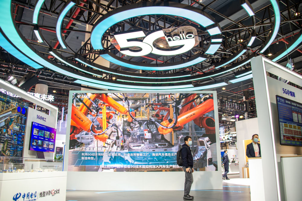 在位于湖北省武汉市的中国光谷科技会展中心拍摄的“5G+工业互联网成果展”现场（2021年11月20日摄）。