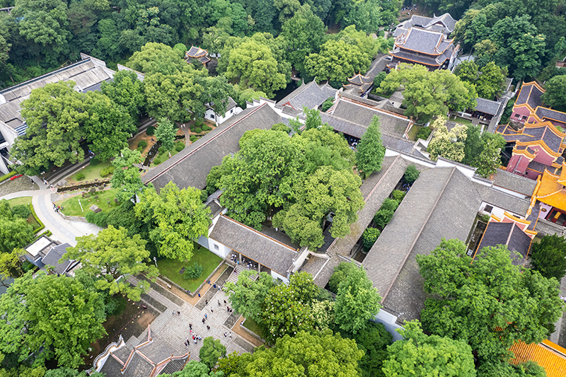 这是2023年6月8日在长沙市岳麓区拍摄的岳麓书院（无人机照片）。
