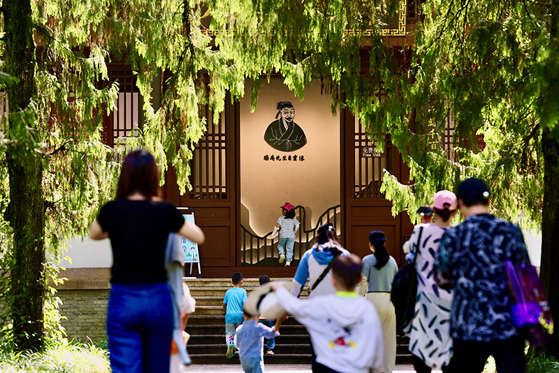游客参观位于福建武夷山朱熹园的武夷精舍（2022年6月6日摄）。