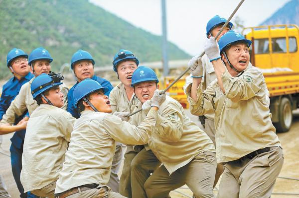 8月6日，抢修人员持续努力，在完成最后380米跨河及山腰处线路的架设工作后，顺利完成了房山区张坊镇片上路10千伏线路的抢修工作。